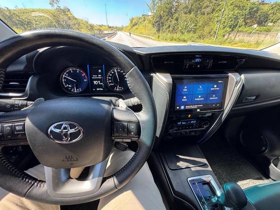 TOYOTA HILUX SW4 2.8 D-4D TURBO DIESEL SRX PLATINUM 7L 4X4 AUTOMÁTICO